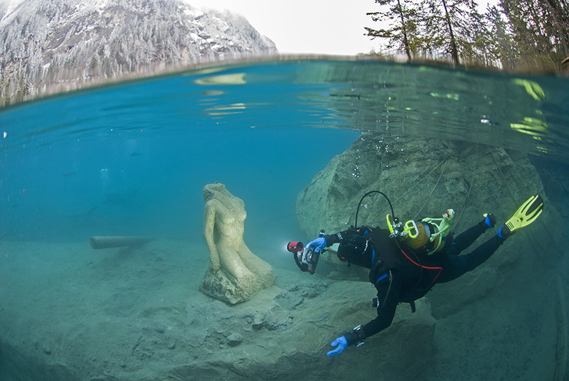 Diver with Statue 1