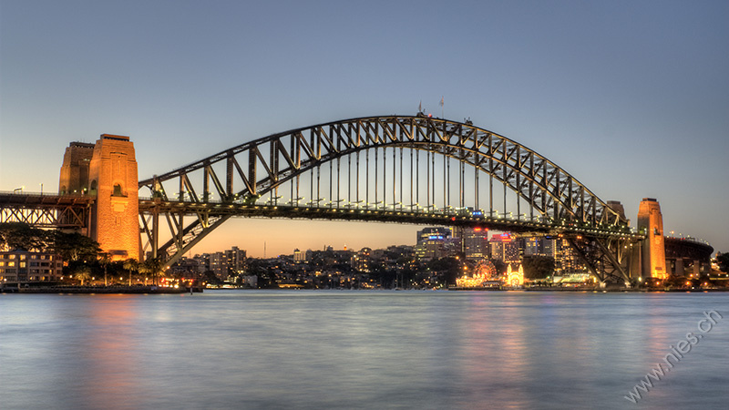Harbour Bridge) Die berühmte Sydney Harbour Bridge in der Abenddämmerung. HDR aus fünf Aufnahmen mit Auto-Bracketing (-2, -1, 0, +1, +2).