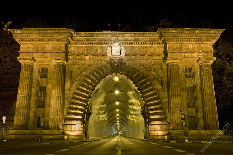 Tunnel in der Nacht