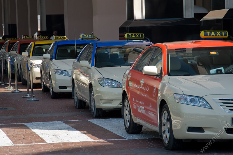 Taxis vor Mall of Emirates