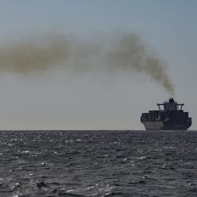 Frachtschiff mit Rauch