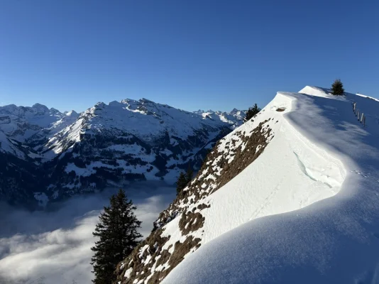 Gratwanderung am Sternen im Hoch-Ybrig. Blick ins Muotatal