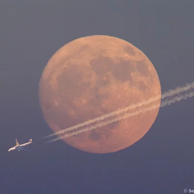 Flugzeug vor Mond