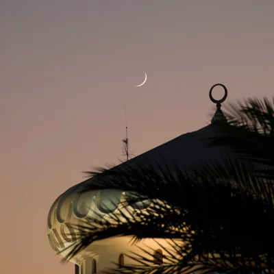 Mondsichel über Moschee