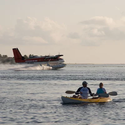 Wasserflugzeug mit Kanu