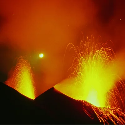 Stromboli-Eruption mit Mond